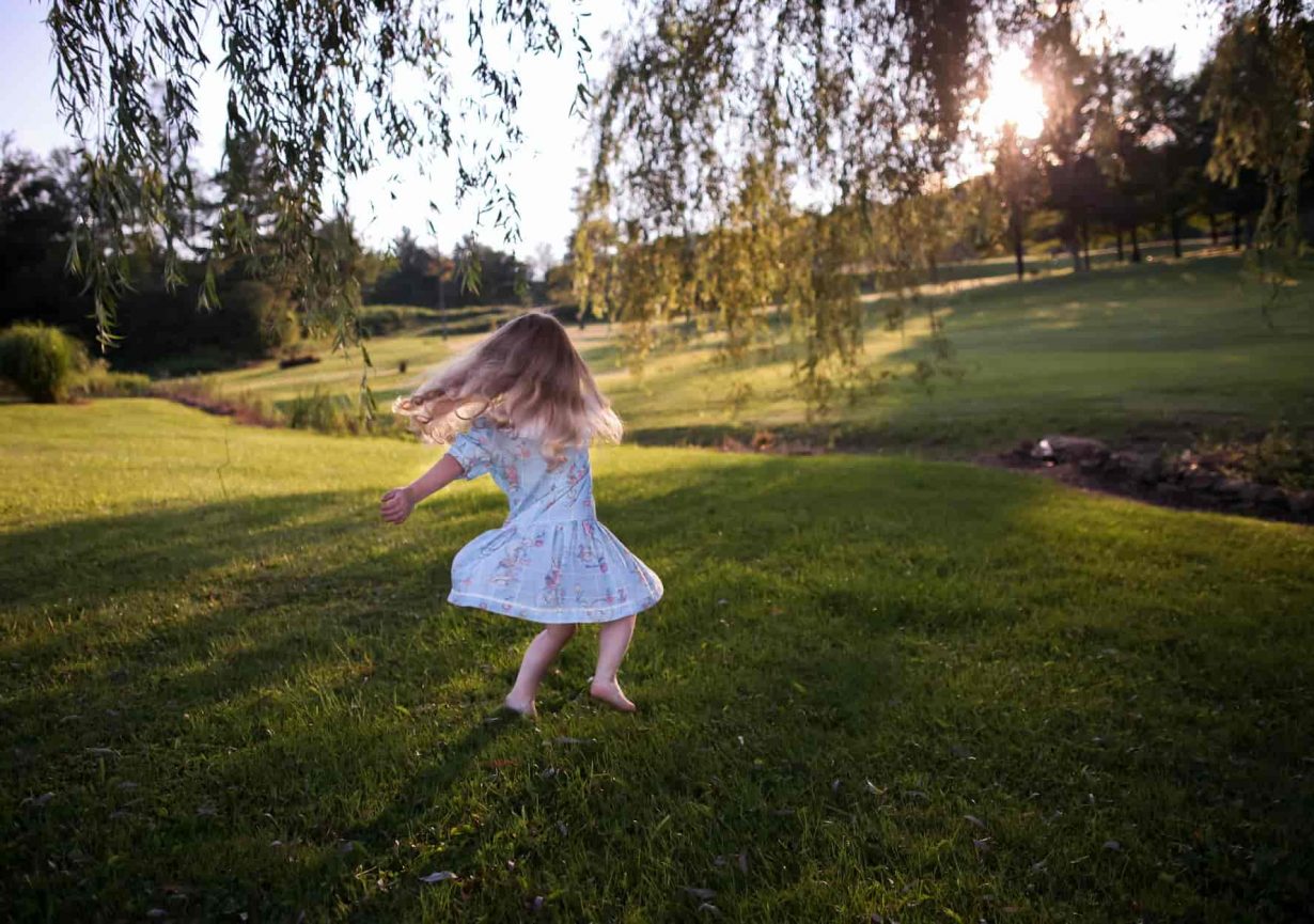 Jeune fille qui danse dans la nature
